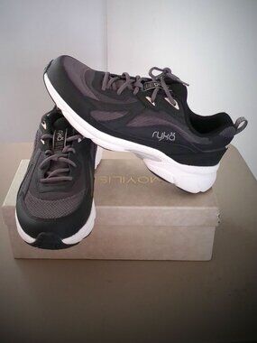 RYKA Made for Women w/ Arch Support Black Uppers w/White Soles Walking Shoes 10M